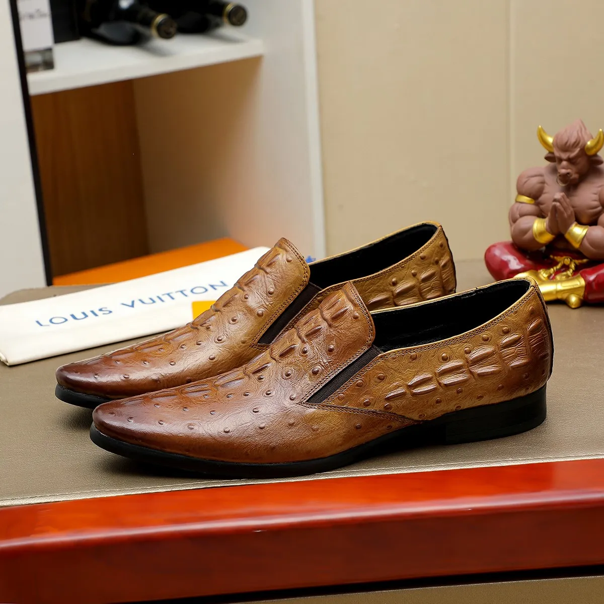Men's shoes 💰540 💰 Louis Vuitton LV ® Autumn and Winter 🆕 models 🔛Full shoe counter First layer cowhide, 🐂leather lining casual shoes for men, super soft outsole, essential for driving. Counter synchronized original first layer cowhide completely 1:1 mold customization 🌹Top version, 2 colors optional! Number: 38-45 (37.46. Customized)